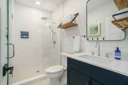 Onekama Luxury Suite #5 with King size bed - Image 4
