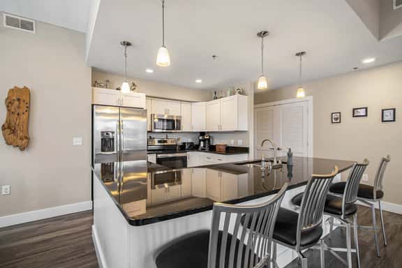 Manistee Condo #11 Sleeps 8 - Image 1